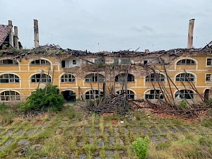 Verfallende Žižka-Kaserne in Terezín