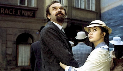 Zdeněk Svěrák und Libuše Šafránková in »Jára Cimrman ležící, spící« (Jára Cimrman liegend, schlafend)