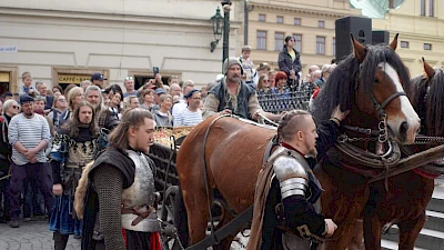 Vůz s vejci při procesí přes Karlův most