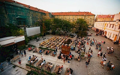 Kasárna v Praze-Karlíně. Fotografie z doby před dočasným uzavřením.