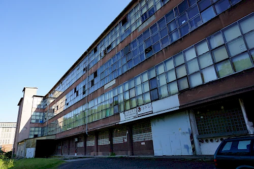 Das Fabrikgebäude der Textilfirma Schindler in Krásná Lípa, entworfen von Hans Richter.
